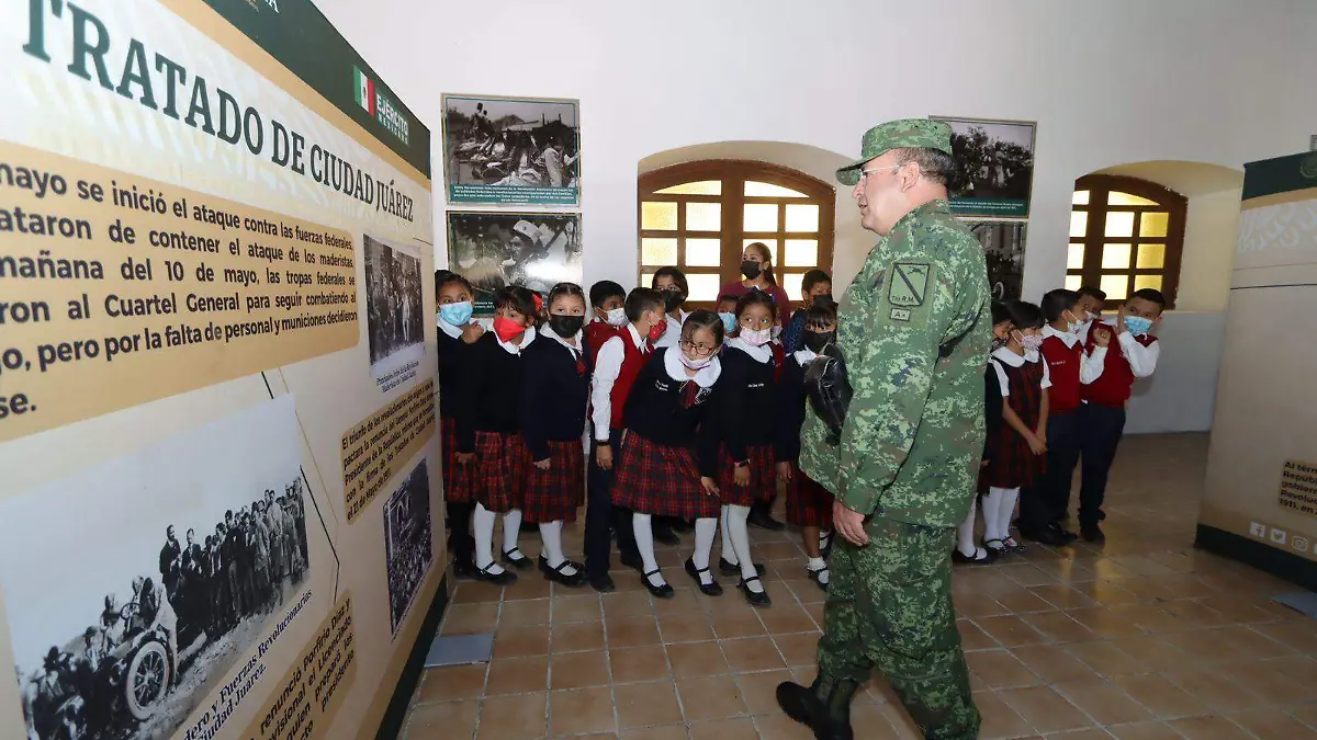 SJR Escuela visitando la ex hacienda